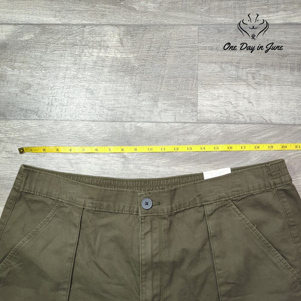 St. John's Bay Chino Shorts Size 40 - Picture 3 of 7